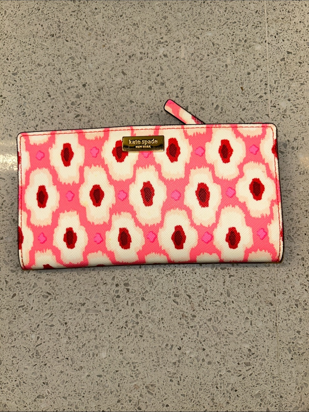 Kate Spade New York Laurel Way Printed Staci wallet features
